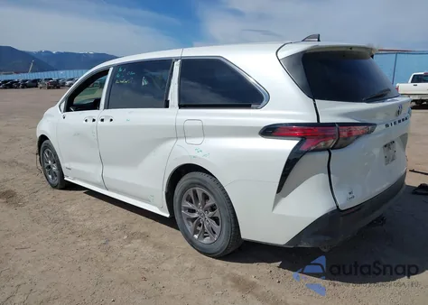 2021 Toyota Sienna Xle z USA, uszkodzony, nr VIN 5TDYSKFC6MS024932